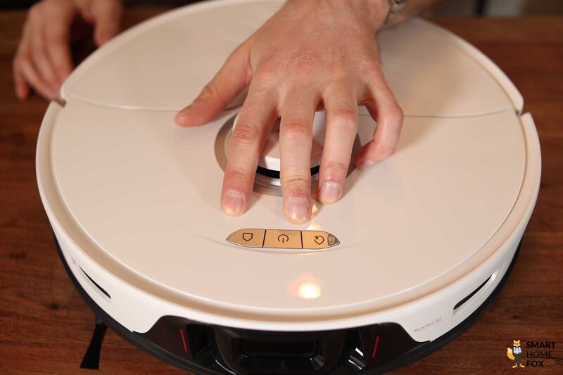 Die drei Steuerungstasten des Roborock S8 Pro Ultra sind zu sehen.